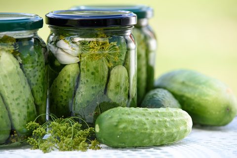 Банка с огурцами, укропом и чесноком