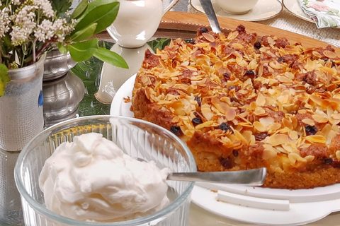 Шарлотка только из духовки, к ней — сметана