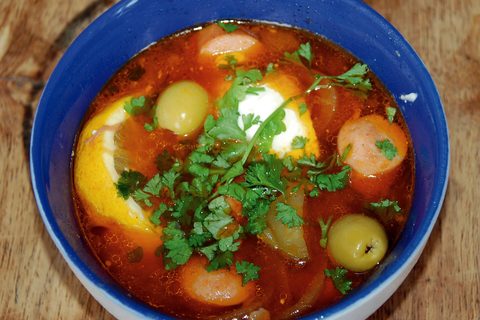 Солянка с маслинами, лимоном и сметаной